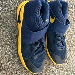 Kyrie Irving Nike shoes sz 7Y